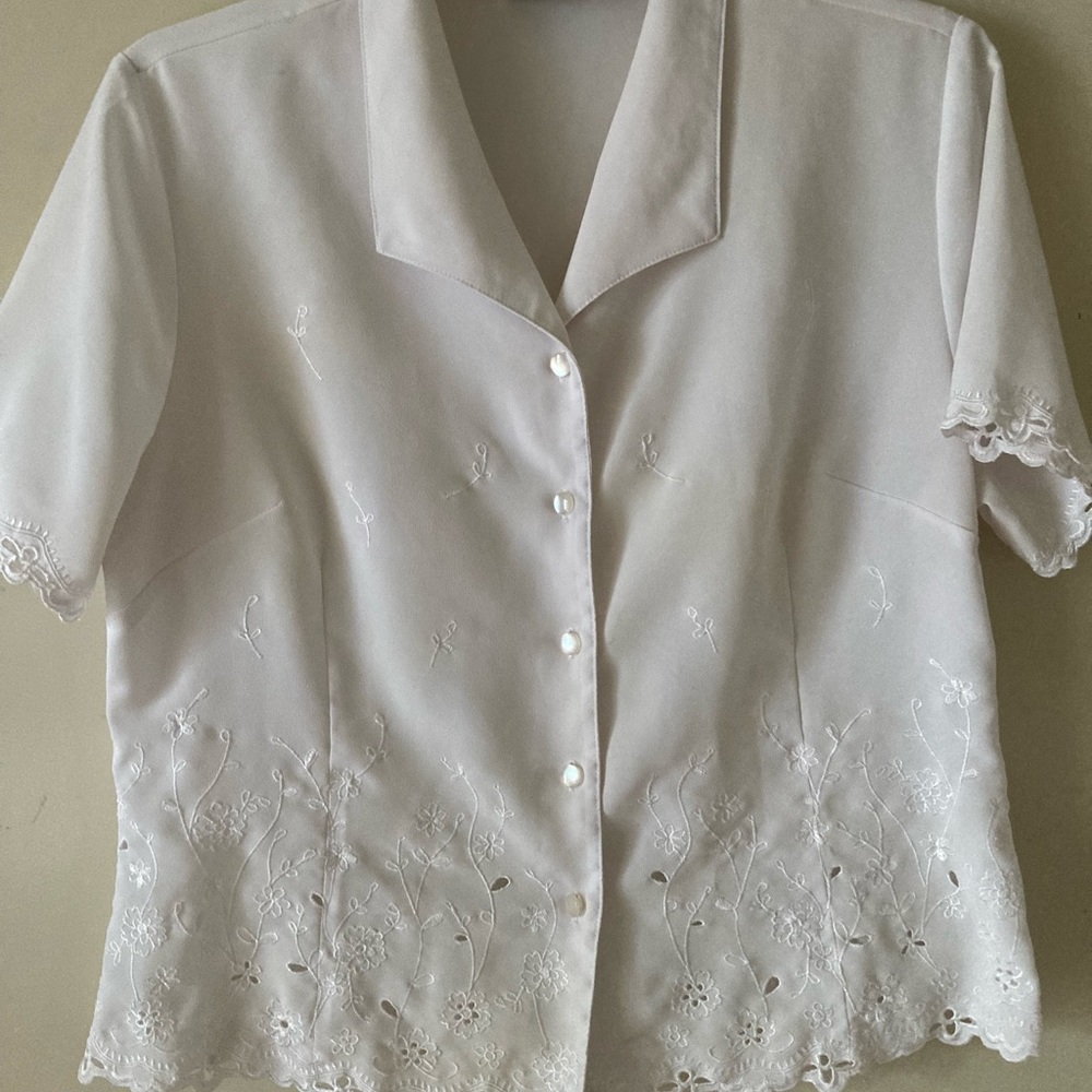 Laura Scott blouse. The material is made of polyester